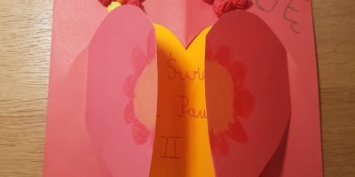 Laurki wykonanych przez dzieci z SP7 w Cieszynie z okazji setnych urodzin Jana Pawła II 2020